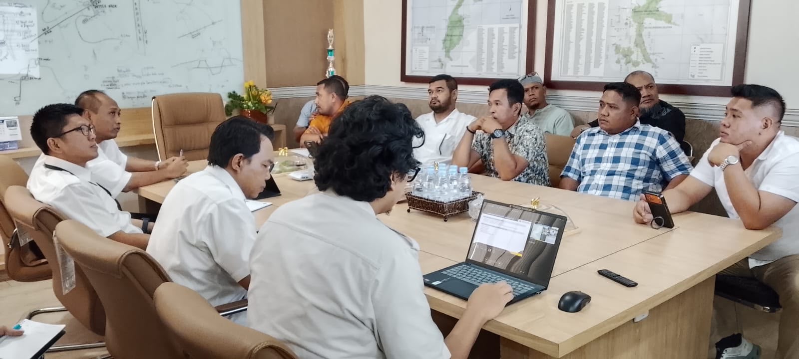 Komisi II DPRD Halmahera Timur rapat bersama Balai Wilayah Sungai Propinsi Maluku Utara. (Foto, Istimewa)