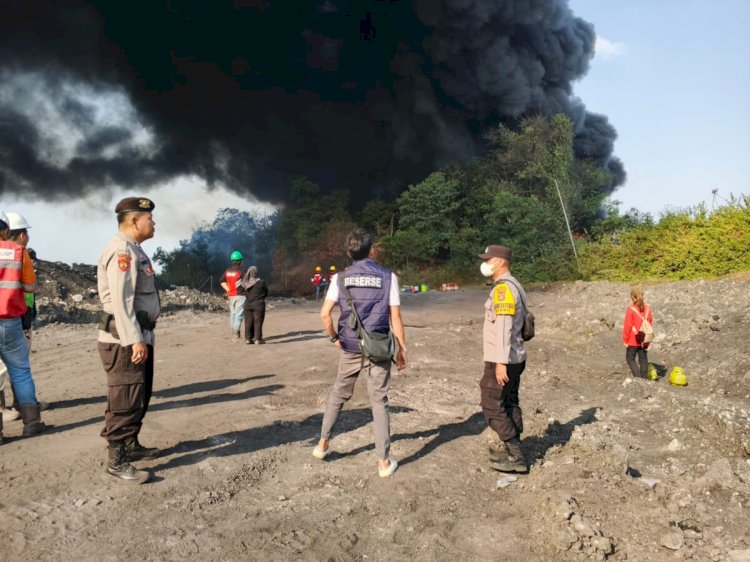 Semak Belukar dan Tumpukan Ban Bekas Picu Api Cepat Membesar, Enam Damkar dan Delapan Water Truck Dikerahkan